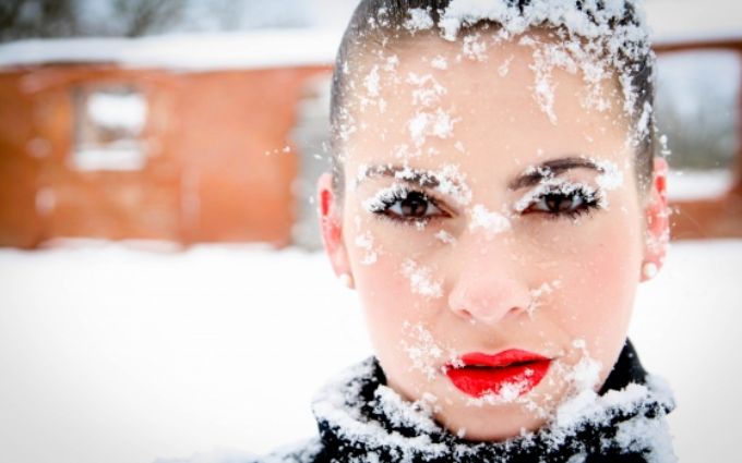 Как защитить губы зимой от обветривания