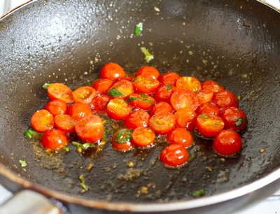 Салат с ростбифом и припущенными томатами черри