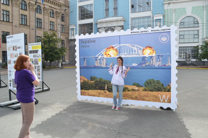 Бий окупанта: Рух ЧЕСНО відкрив виставку “Інфоспротив” у Києві (1)