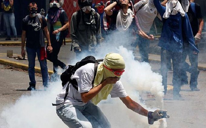 Во время столкновений в Венесуэле уже погибло 48 человек