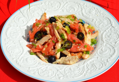 Рецепт - Куриный салат с помидорами