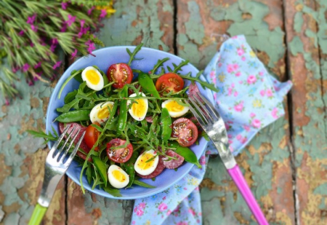 Салат с рукколой, яйцами и помидорами