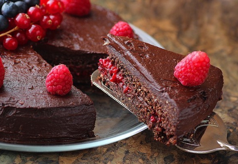 Рецепт - Торт с шоколадом и ягодами