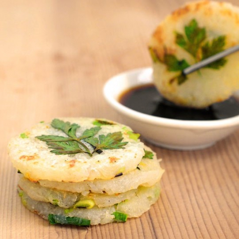 Рецепт - Картофельные мини-блины с молодым чесноком и зеленым луком