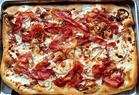 Рецепт - Пицца с ветчиной и луком