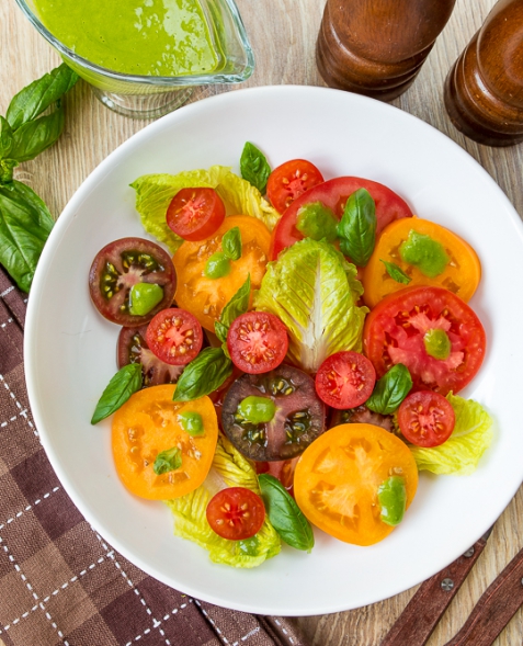 Летний томатный салат с базиликовой заправкой