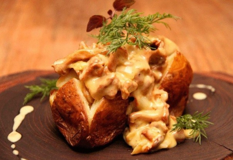 Печеный картофель, фаршированный грибами