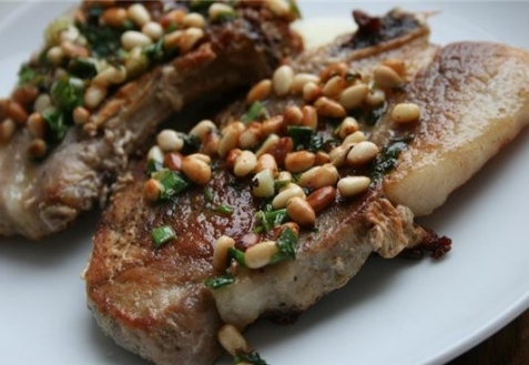 Рецепт - Свинина с кедровыми орешками