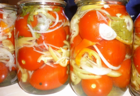 Рецепт - Маринованные помидоры с луком и перцем