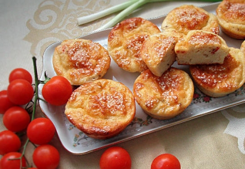 Творожные кексы с помидорами и голубым сыром