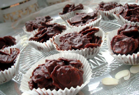 Рецепт - Шоколадные конфеты с изюмом и миндалем