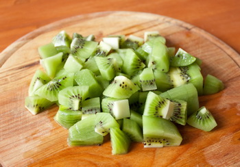 Зеленый фруктовый салат с мороженым