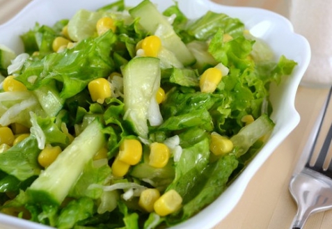 Рецепт - Салат с огурцами и кукурузой