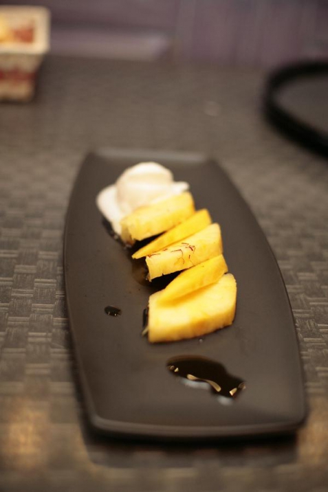 Летний десерт – Жареные ананасы и манго с соусом «Эхинацея» и лимонным сорбетом