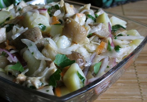 Салат с грибами, картофелем и квашеной капустой