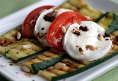 Рецепт - Салат с цуккини, помидорами и моцареллой