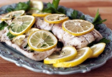 Белая рыба с лимоном и петрушкой