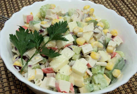 Рецепт - Салат с крабовыми палочками и авокадо