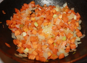 Жарим лук и морковь