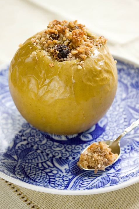 Рецепт - Яблоки, запеченные с медом и орехами