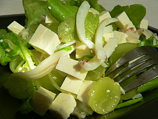 Салат с кальмарами и виноградом - рецепт