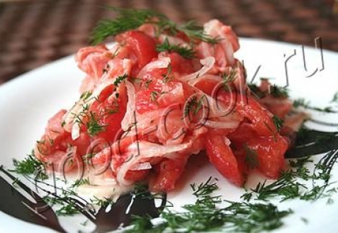 Салат из копченого лосося и помидоров