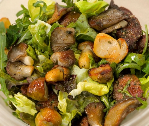 Салат с печенью и грибами - рецепт