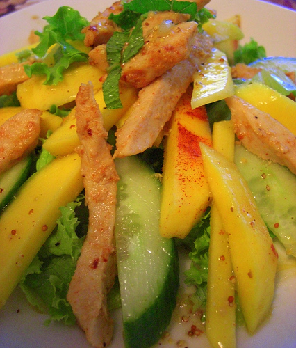 Салат с курицей и манго - рецепт