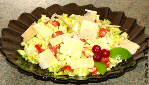 Салат из капусты с колбасками и сыром - рецепт