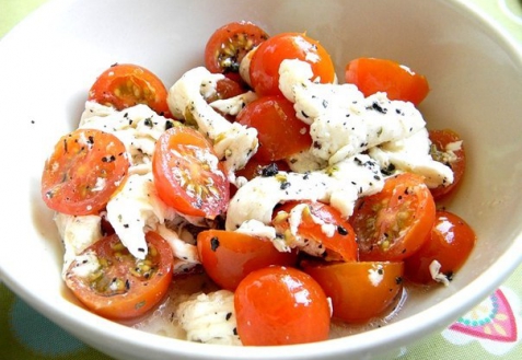 Рецепт - Салат из помидоров черри с моцареллой
